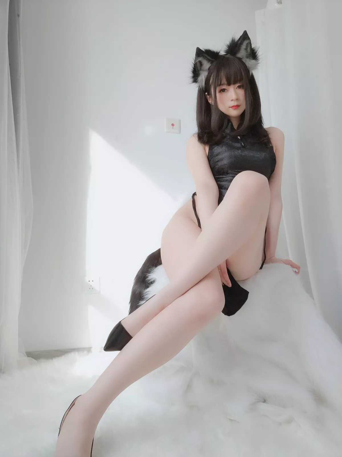 Coser小姐姐白银81小黑狼主题私房性感黑色高开情趣旗袍露翘臀美腿诱惑写真104P