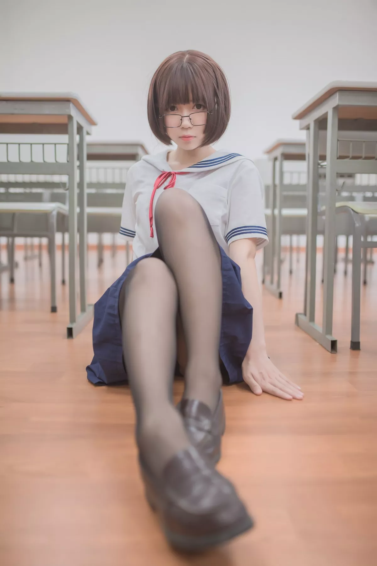 网红Coser白金Saki可爱蘑菇头主题教室里性感学生短裙配超薄黑丝迷人诱惑写真26P