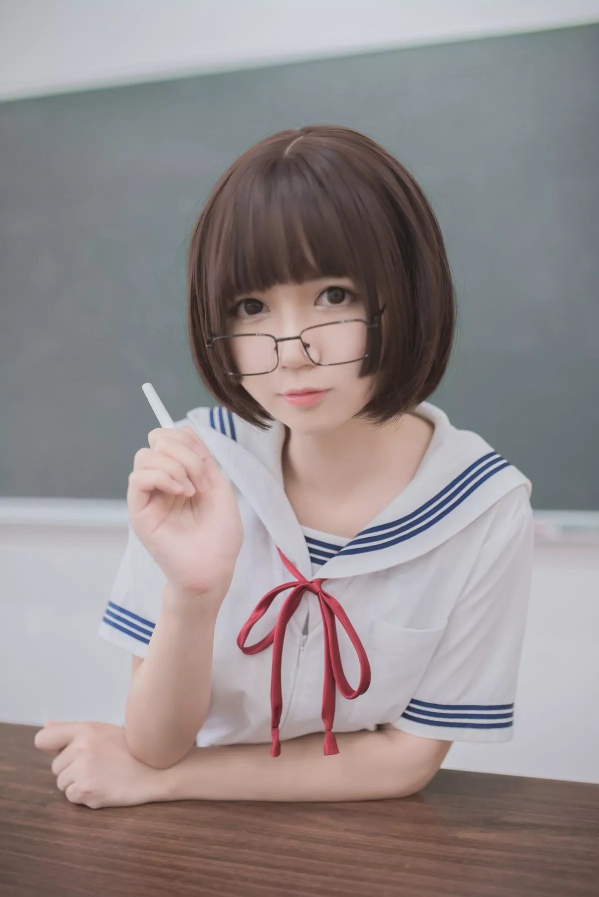 网红Coser白金Saki可爱蘑菇头主题教室里性感学生短裙配超薄黑丝迷人诱惑写真26P