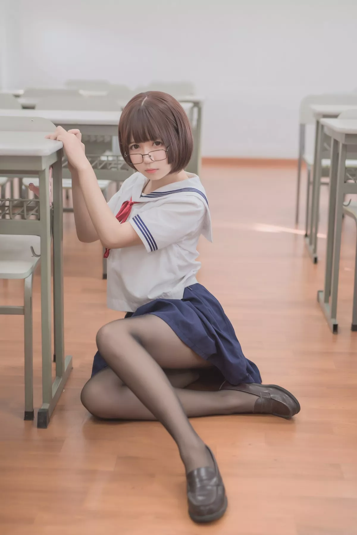 网红Coser白金Saki可爱蘑菇头主题教室里性感学生短裙配超薄黑丝迷人诱惑写真26P