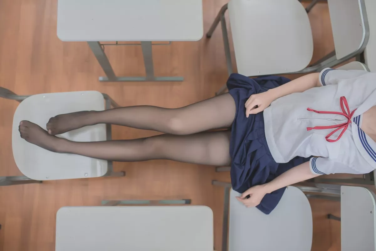 网红Coser白金Saki可爱蘑菇头主题教室里性感学生短裙配超薄黑丝迷人诱惑写真26P