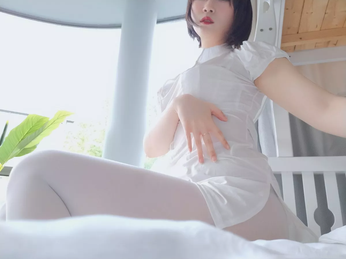 Coser小姐姐白银81白丝主题私房性感护士装配超薄白丝裤袜秀翘臀撩人诱惑写真51P