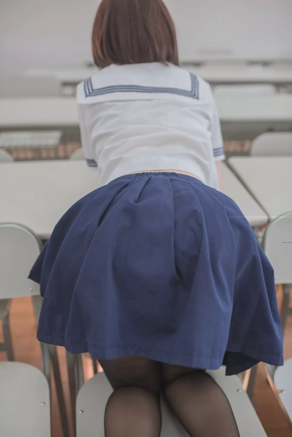 网红Coser白金Saki可爱蘑菇头主题教室里性感学生短裙配超薄黑丝迷人诱惑写真26P