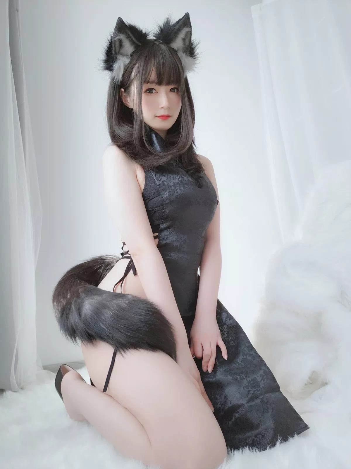 Coser小姐姐白银81小黑狼主题私房性感黑色高开情趣旗袍露翘臀美腿诱惑写真104P