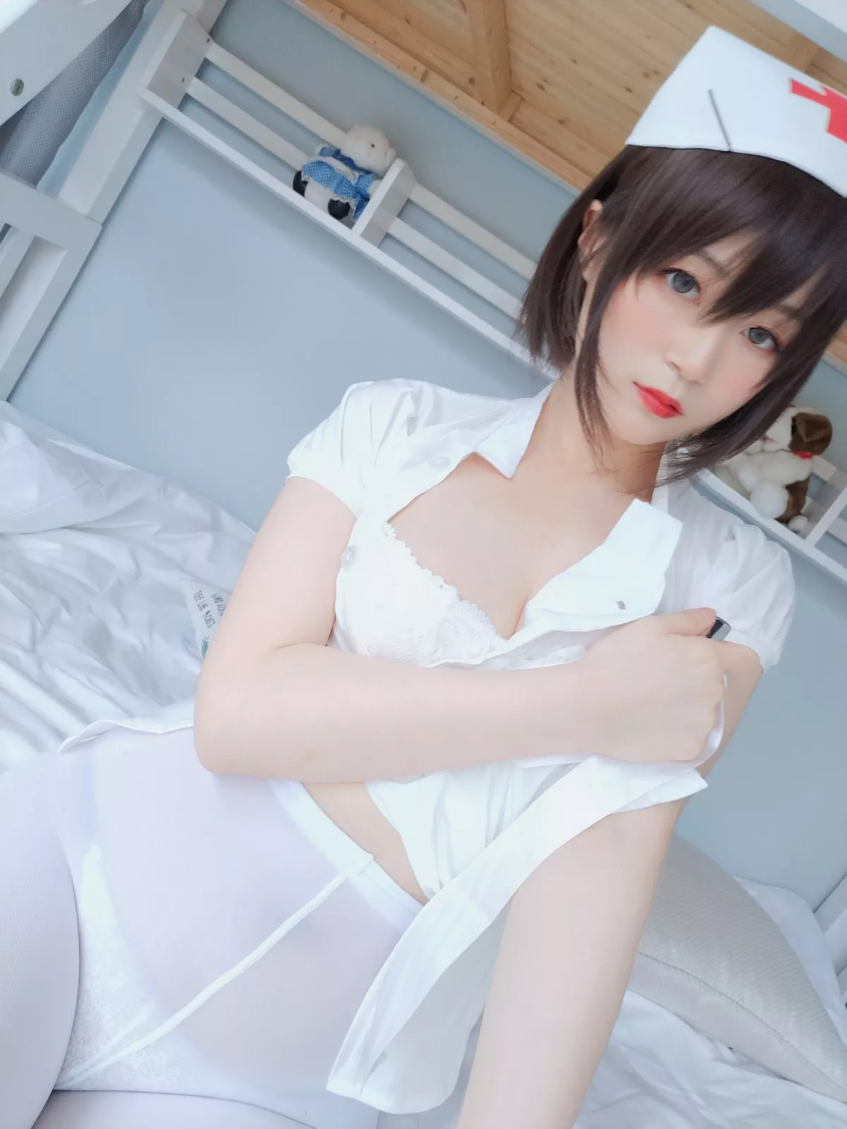 Coser小姐姐白银81白丝主题私房性感护士装配超薄白丝裤袜秀翘臀撩人诱惑写真51P