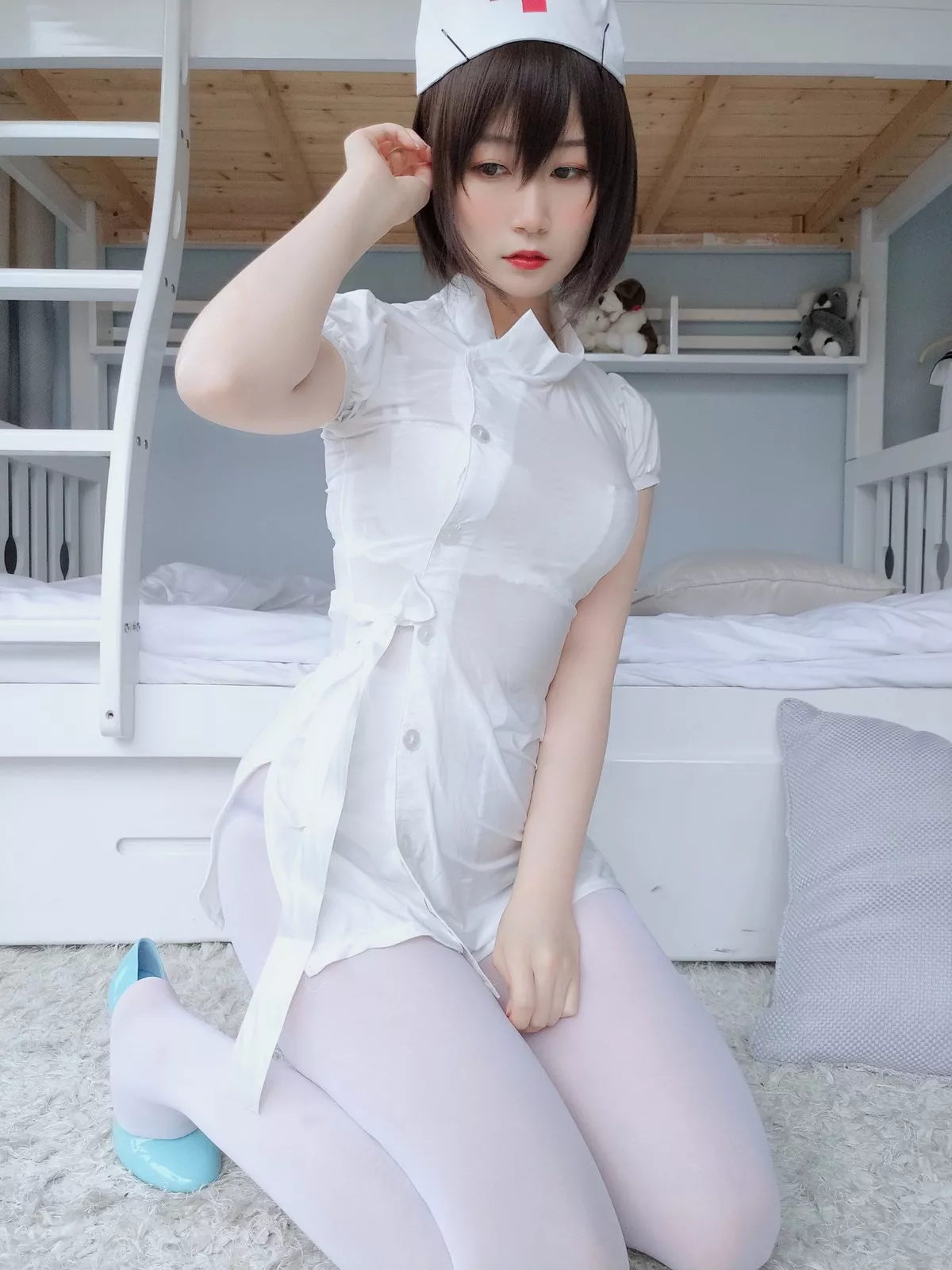 Coser小姐姐白银81白丝主题私房性感护士装配超薄白丝裤袜秀翘臀撩人诱惑写真51P