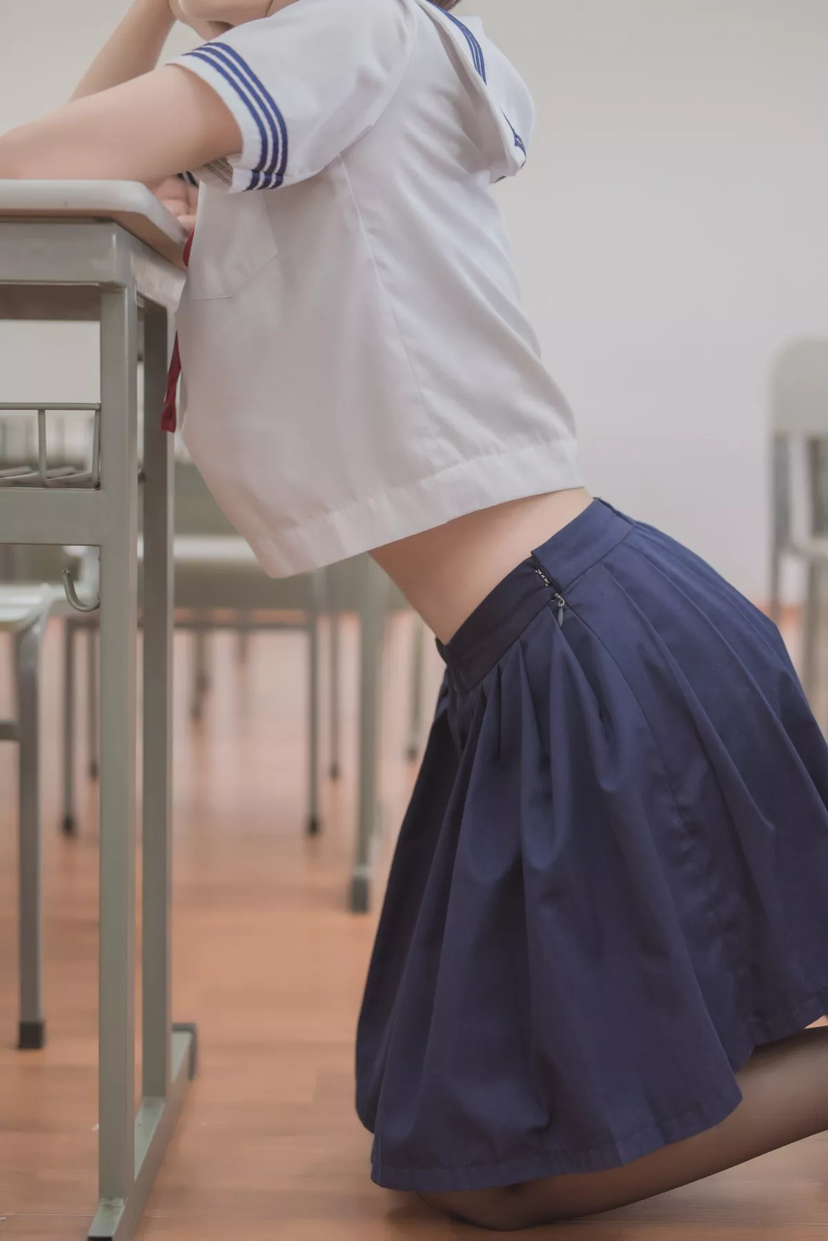 网红Coser白金Saki可爱蘑菇头主题教室里性感学生短裙配超薄黑丝迷人诱惑写真26P