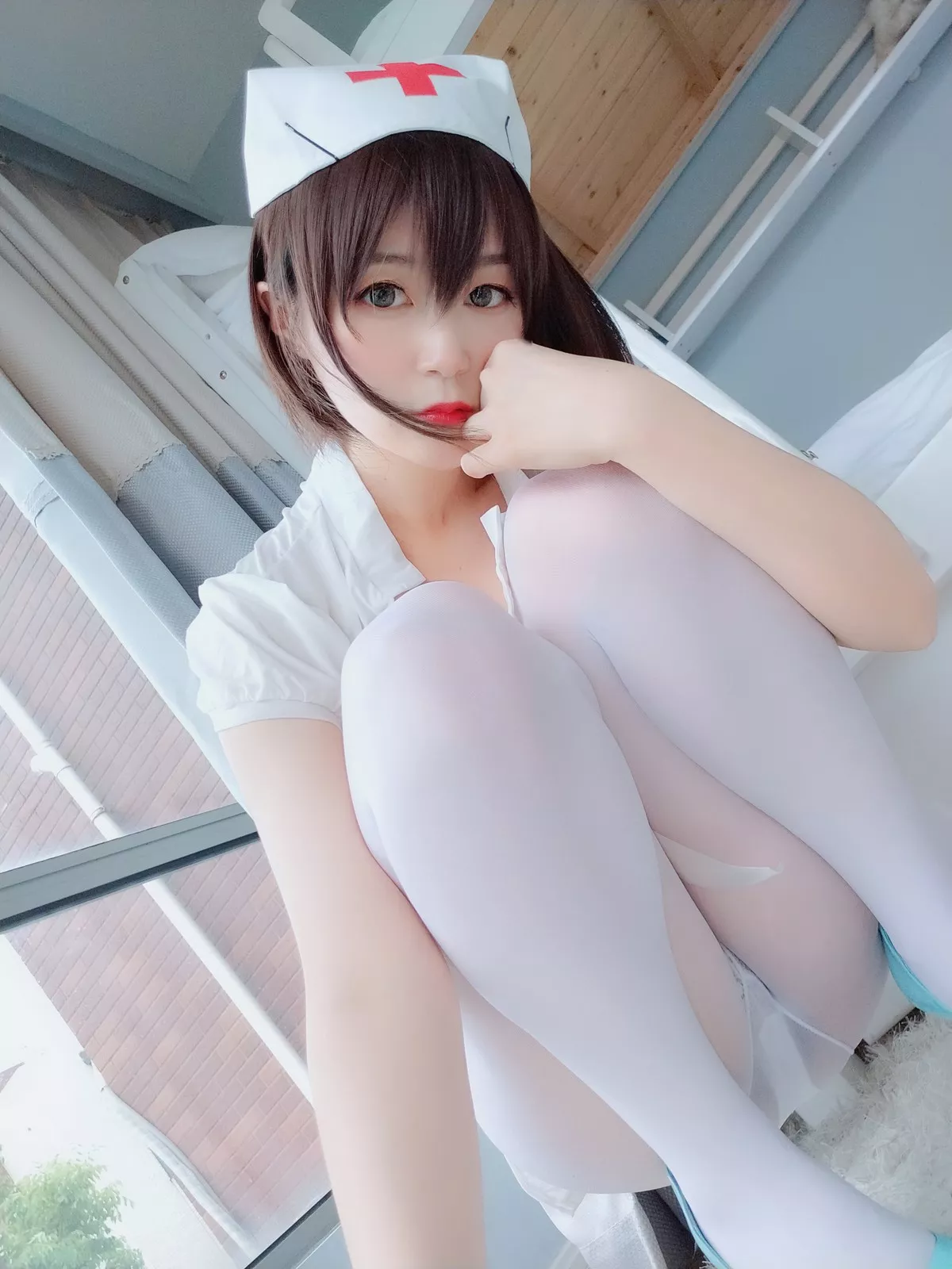 Coser小姐姐白银81白丝主题私房性感护士装配超薄白丝裤袜秀翘臀撩人诱惑写真51P