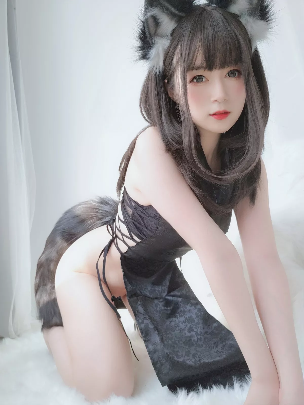 Coser小姐姐白银81小黑狼主题私房性感黑色高开情趣旗袍露翘臀美腿诱惑写真104P