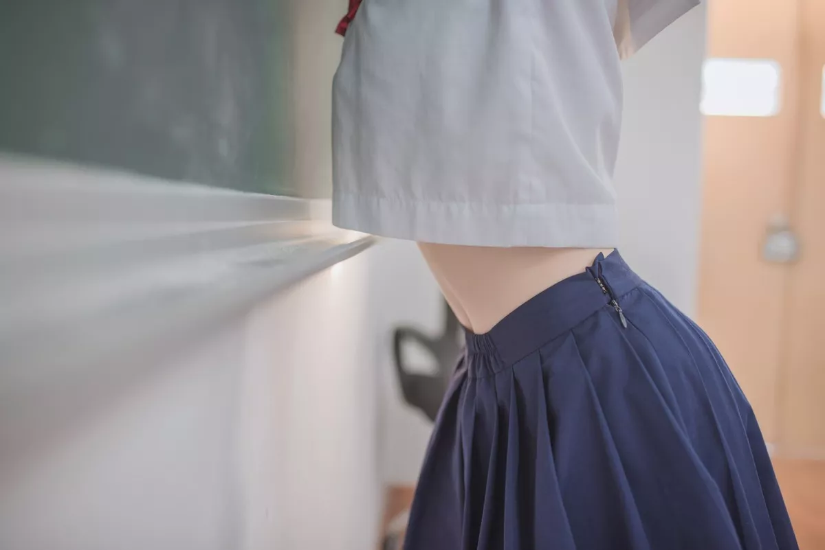 网红Coser白金Saki可爱蘑菇头主题教室里性感学生短裙配超薄黑丝迷人诱惑写真26P