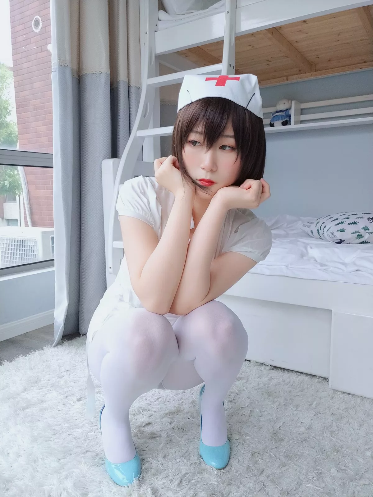 Coser小姐姐白银81白丝主题私房性感护士装配超薄白丝裤袜秀翘臀撩人诱惑写真51P