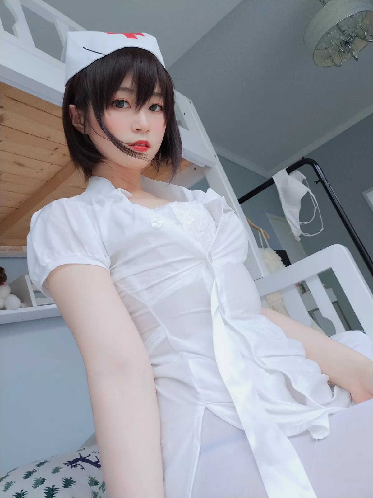 Coser小姐姐白银81白丝主题私房性感护士装配超薄白丝裤袜秀翘臀撩人诱惑写真51P