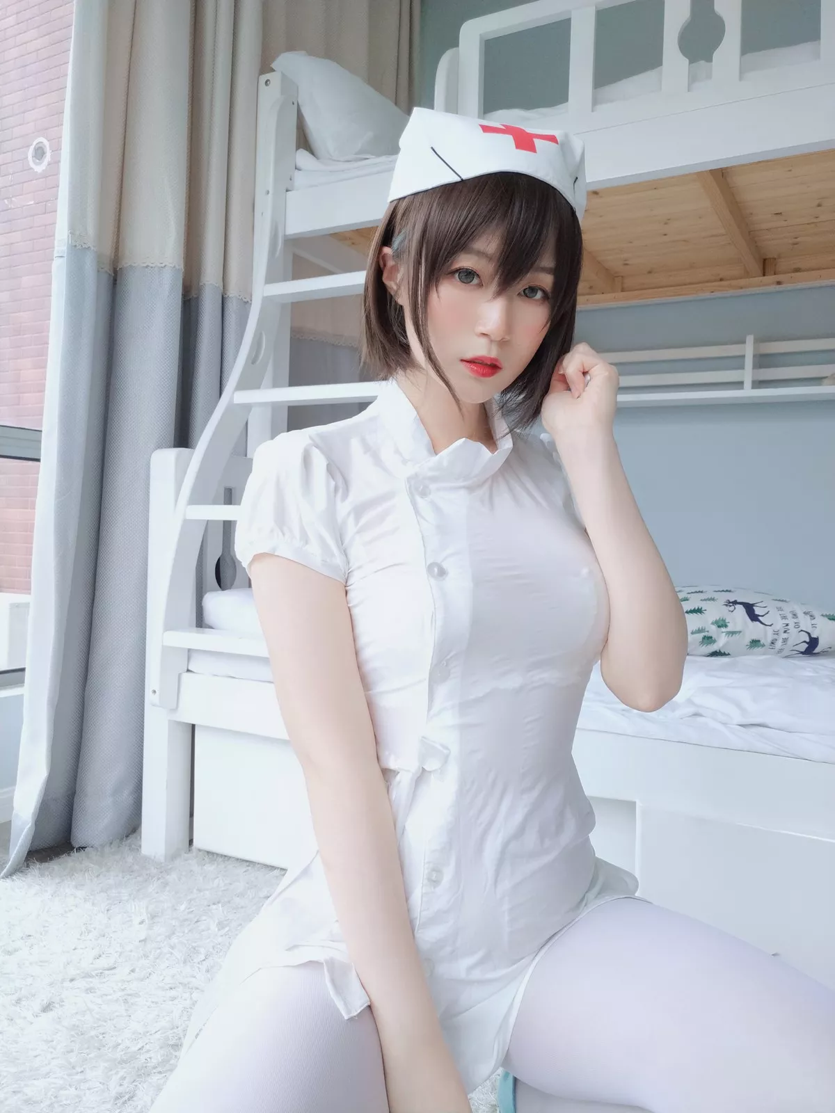 Coser小姐姐白银81白丝主题私房性感护士装配超薄白丝裤袜秀翘臀撩人诱惑写真51P