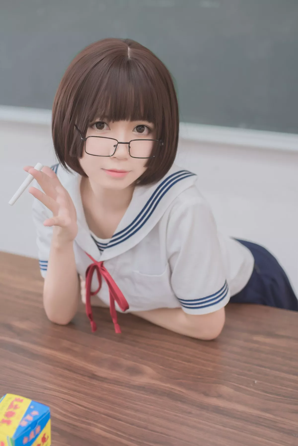 网红Coser白金Saki可爱蘑菇头主题教室里性感学生短裙配超薄黑丝迷人诱惑写真26P
