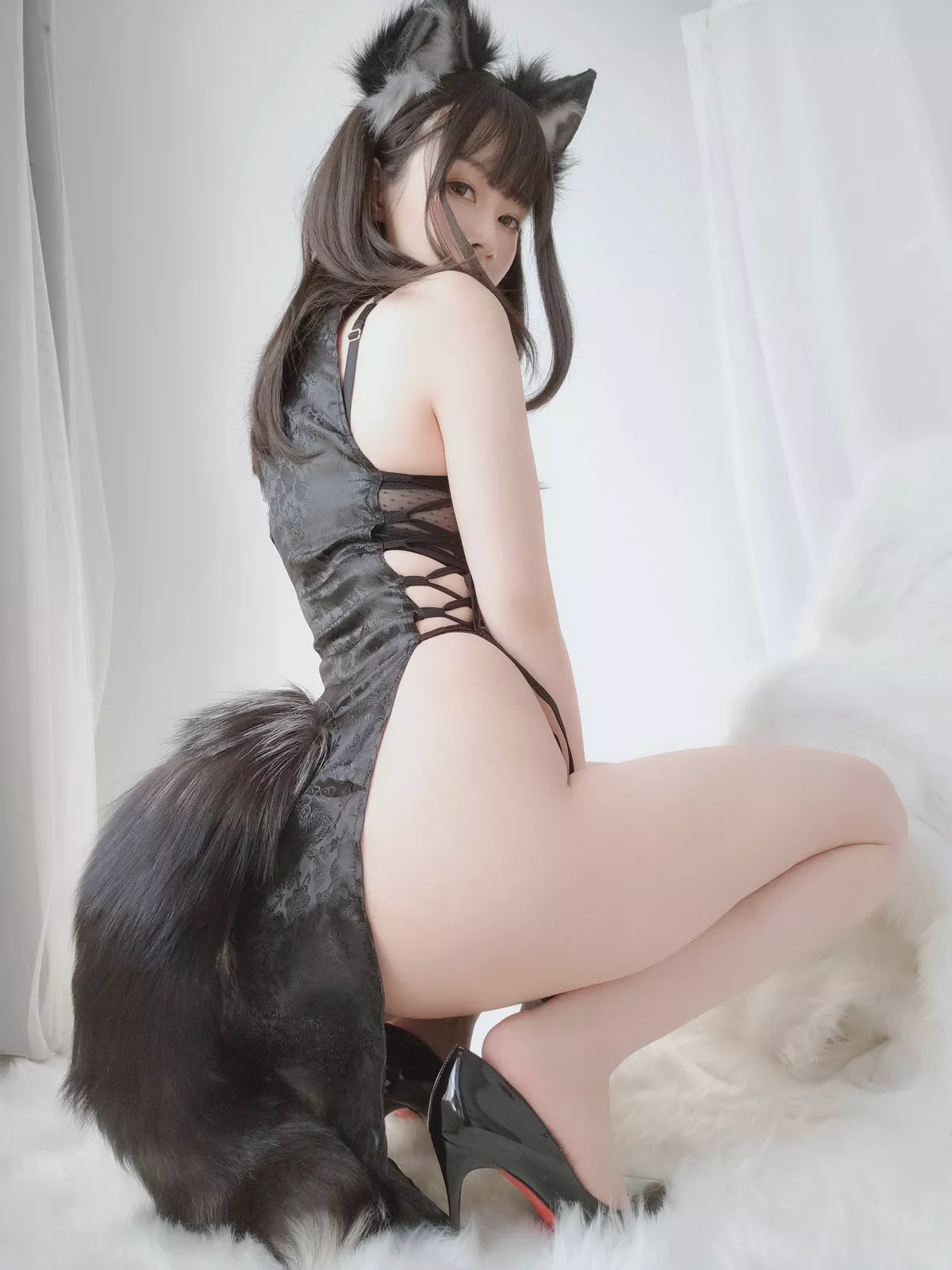 Coser小姐姐白银81小黑狼主题私房性感黑色高开情趣旗袍露翘臀美腿诱惑写真104P