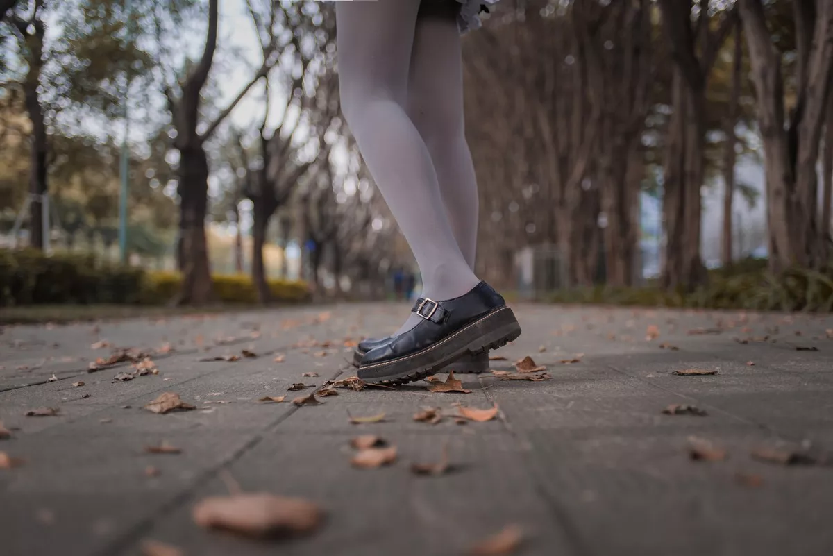 网红Coser白金Saki五更琉璃系列户外连身裙配灰丝袜+性感旗袍黑丝裤袜诱惑写真54P