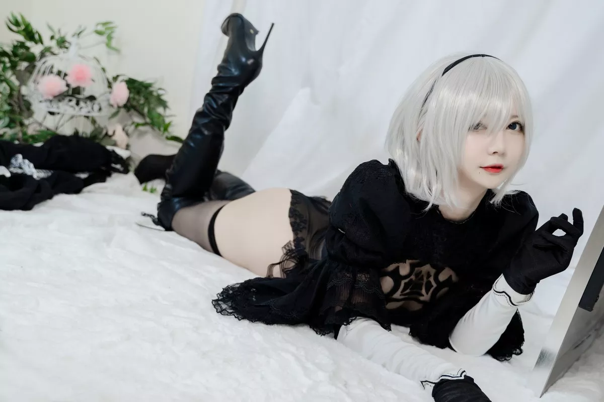网络美女51酱2B黑婚纱主题性感婚纱配黑色情趣内衣蕾丝袜秀翘臀美腿诱惑写真53P