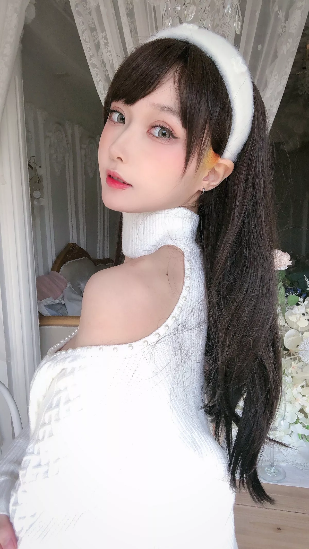 动漫博主阿包也是兔娘纯欲女友主题私房性感牛仔短裤配肉丝吊袜秀翘臀诱惑写真34P