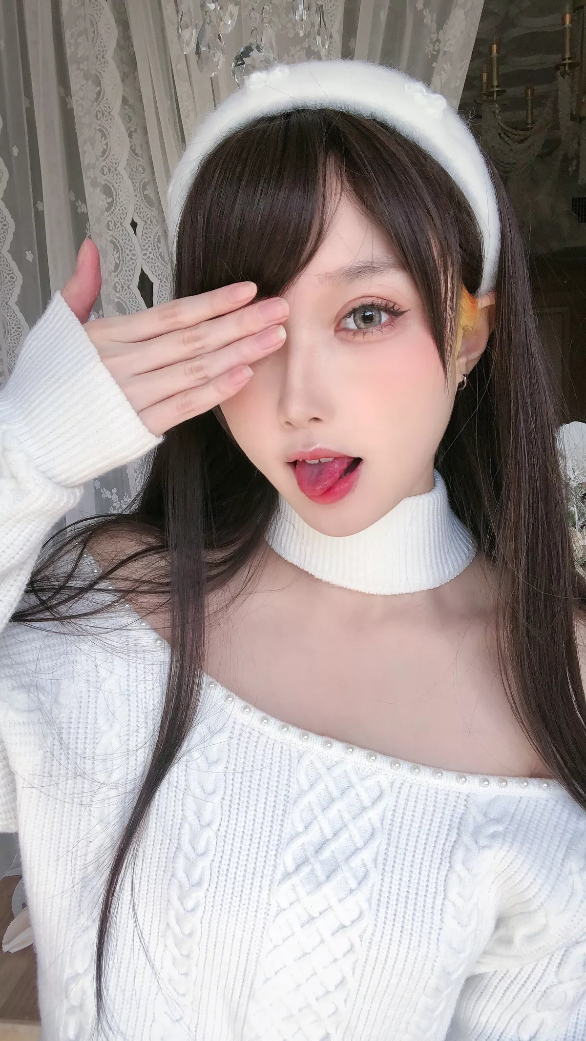 动漫博主阿包也是兔娘纯欲女友主题私房性感牛仔短裤配肉丝吊袜秀翘臀诱惑写真34P