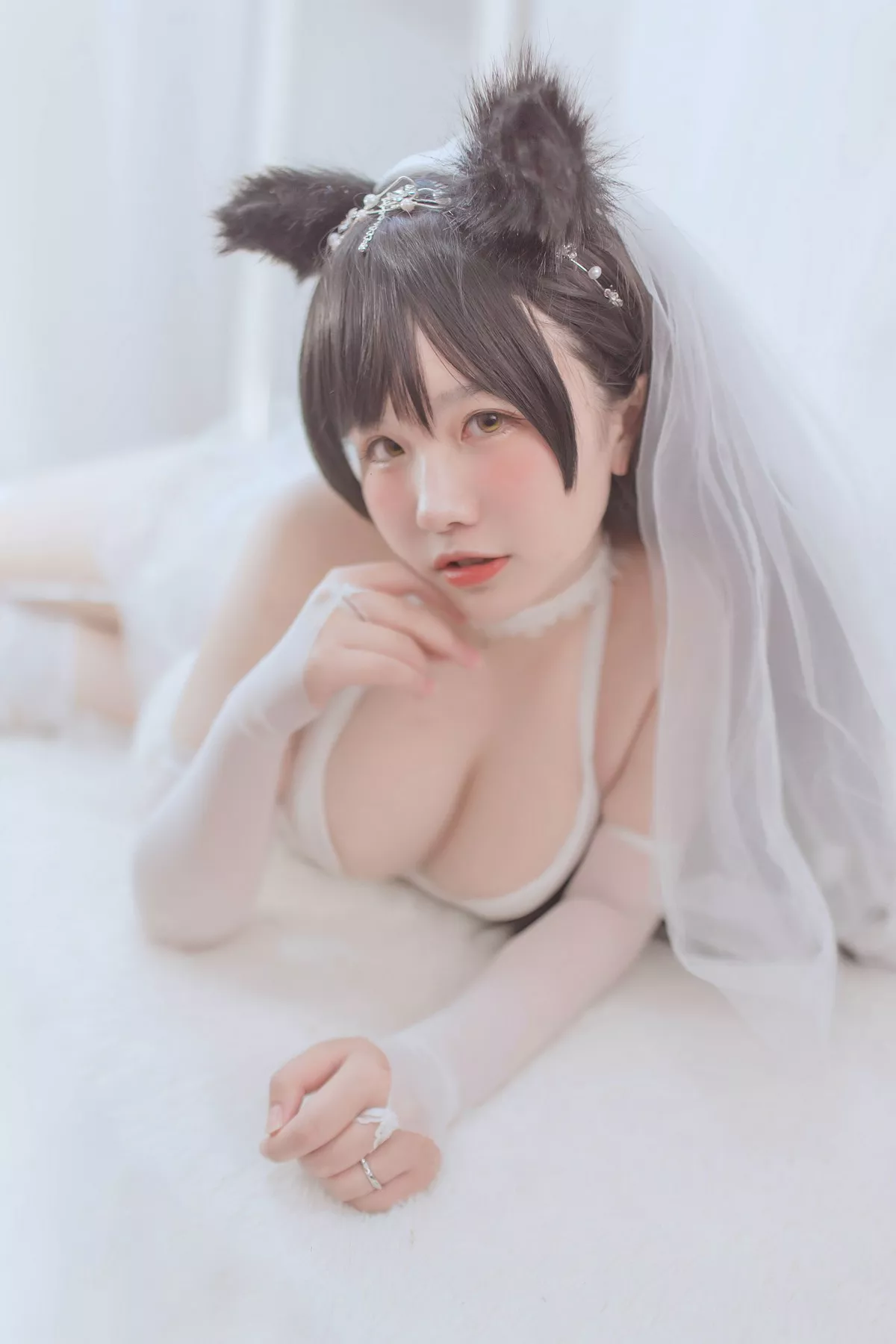B站主播阿半今天很开心爱宕婚纱主题性感白色婚纱配蕾丝吊袜秀丰满身材诱惑写真36P