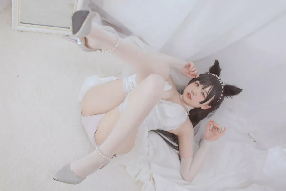 B站主播阿半今天很开心爱宕婚纱主题性感白色婚纱配蕾丝吊袜秀丰满身材诱惑写真36P