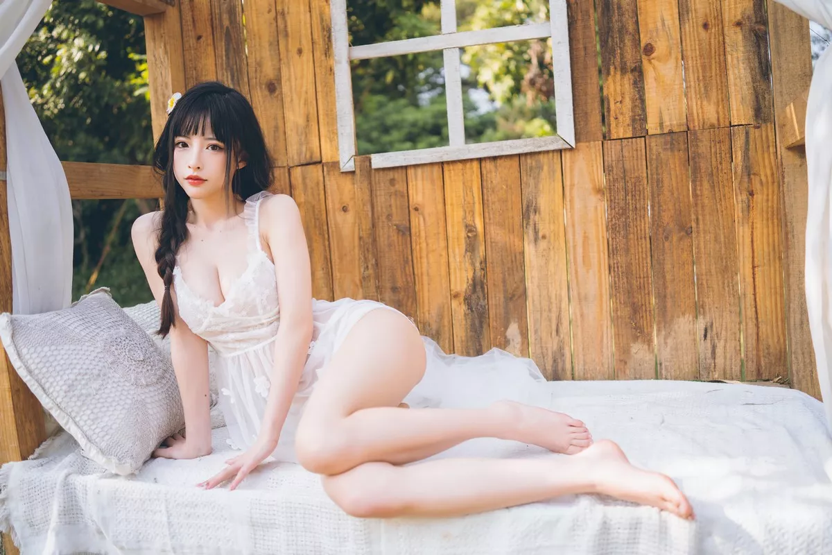 性感尤物清水由乃田园蕾丝裙主题户外性感白色薄纱裙透视秀完美身材诱惑写真66P
