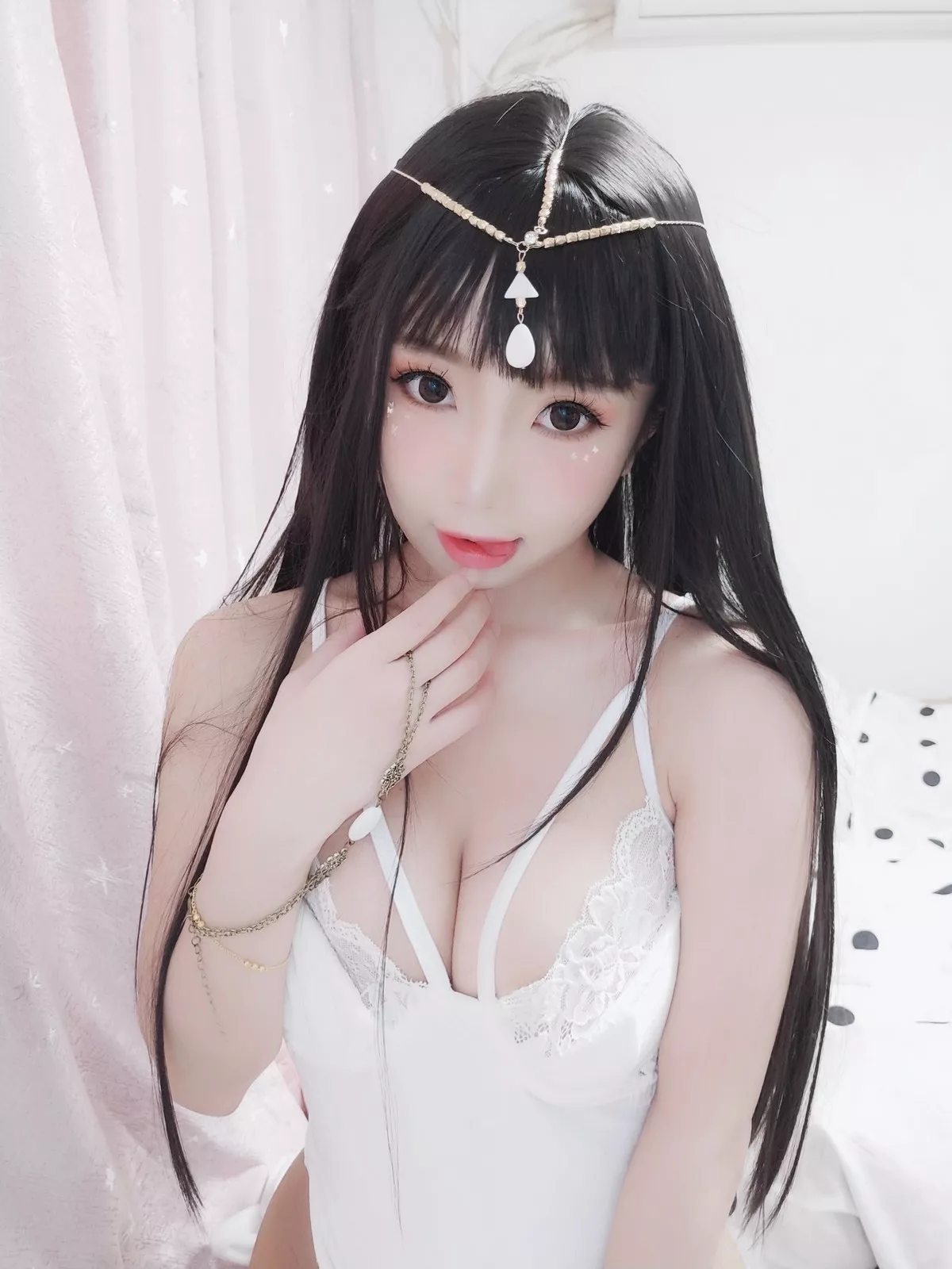 白嫩美少女鬼畜瑶在不在白色埃及瑶主题私房性感白色蕾丝吊带配蕾丝袜诱惑写真45P
