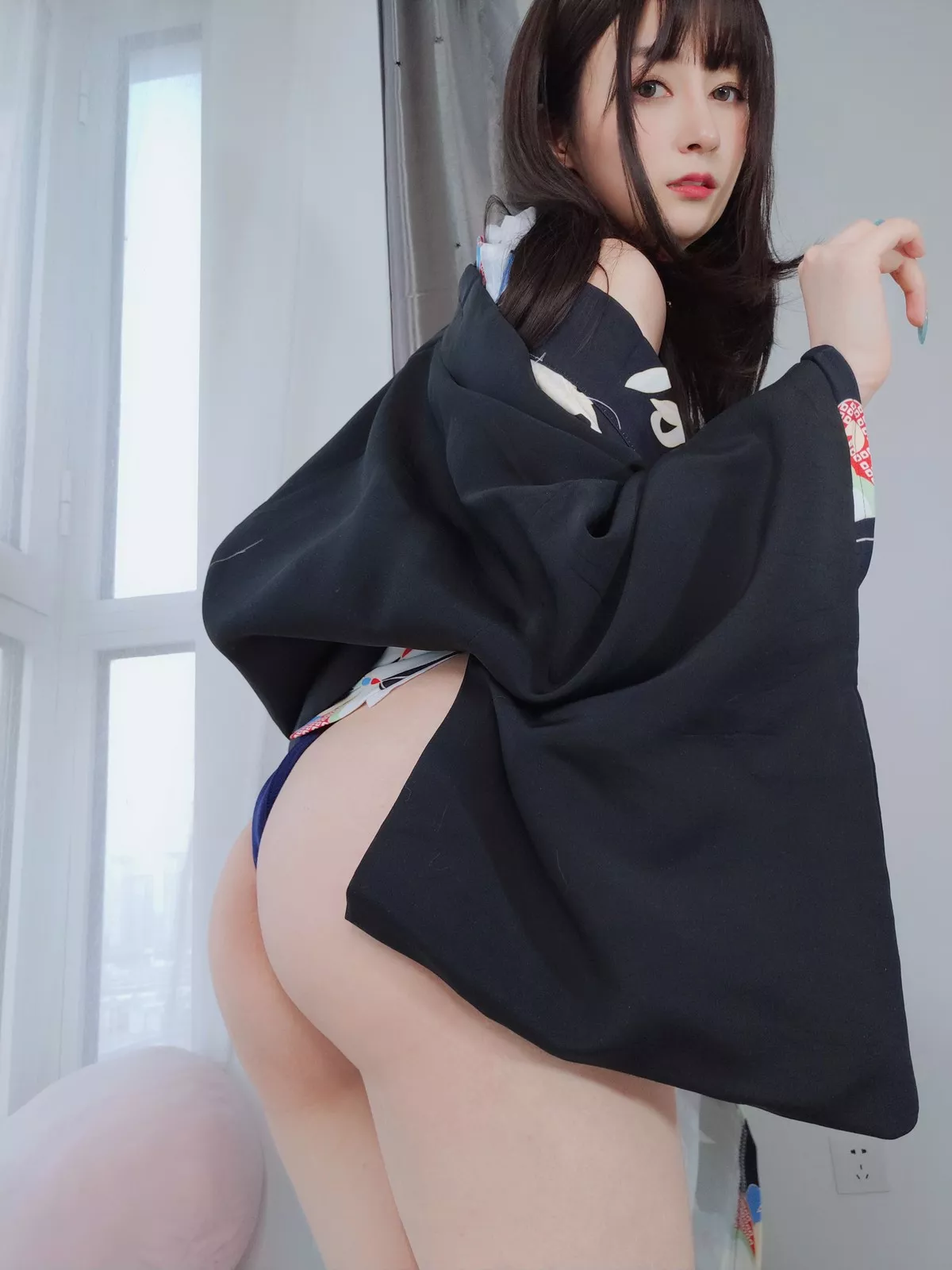 Coser小姐姐白银和服下的秘密主题私房性感和服半撩露情趣内裤撩人诱惑写真64P