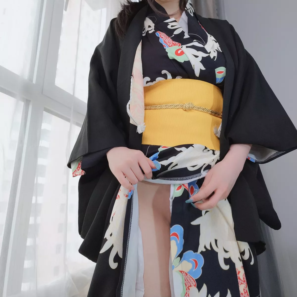 Coser小姐姐白银和服下的秘密主题私房性感和服半撩露情趣内裤撩人诱惑写真64P