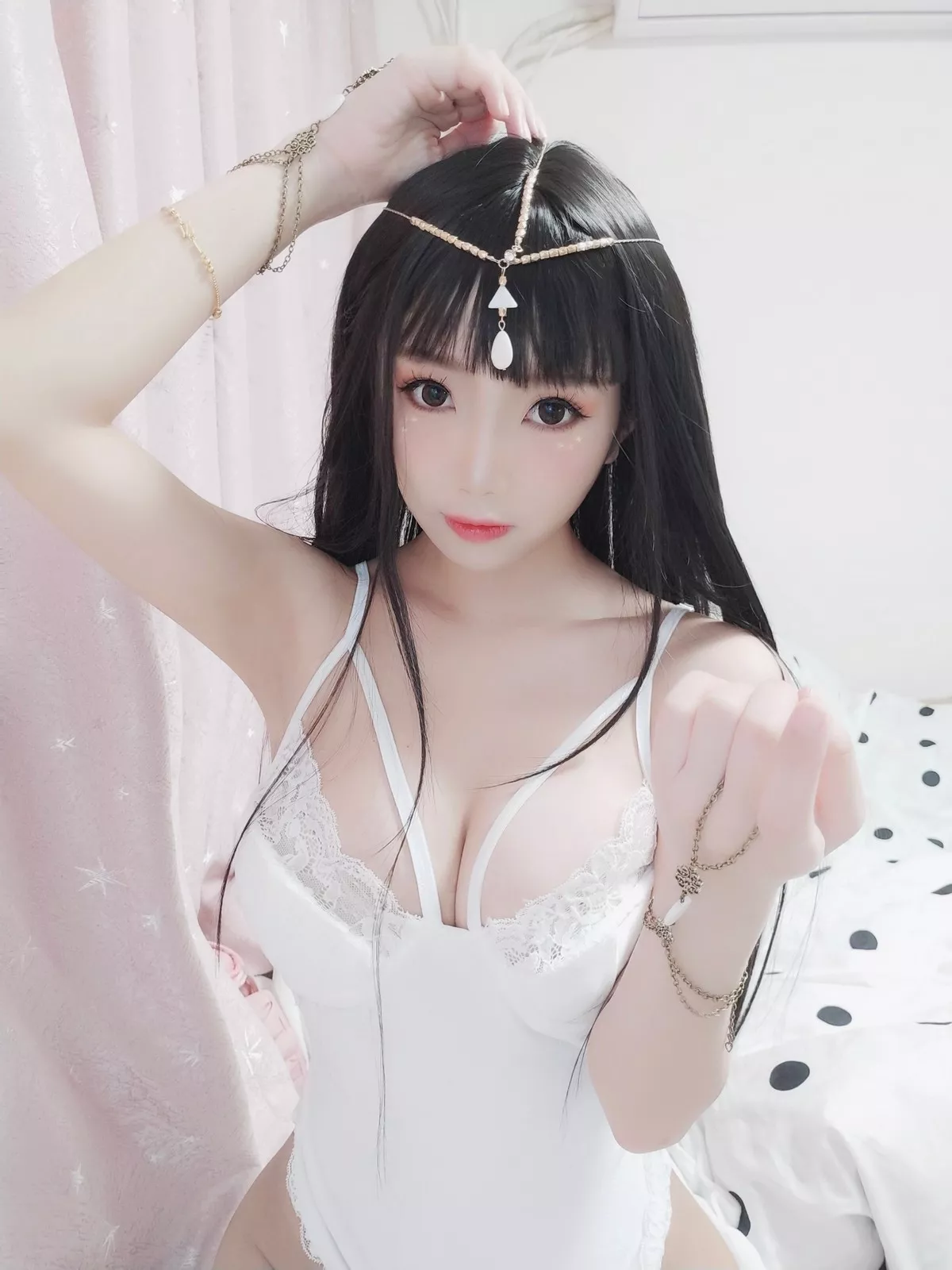 白嫩美少女鬼畜瑶在不在白色埃及瑶主题私房性感白色蕾丝吊带配蕾丝袜诱惑写真45P