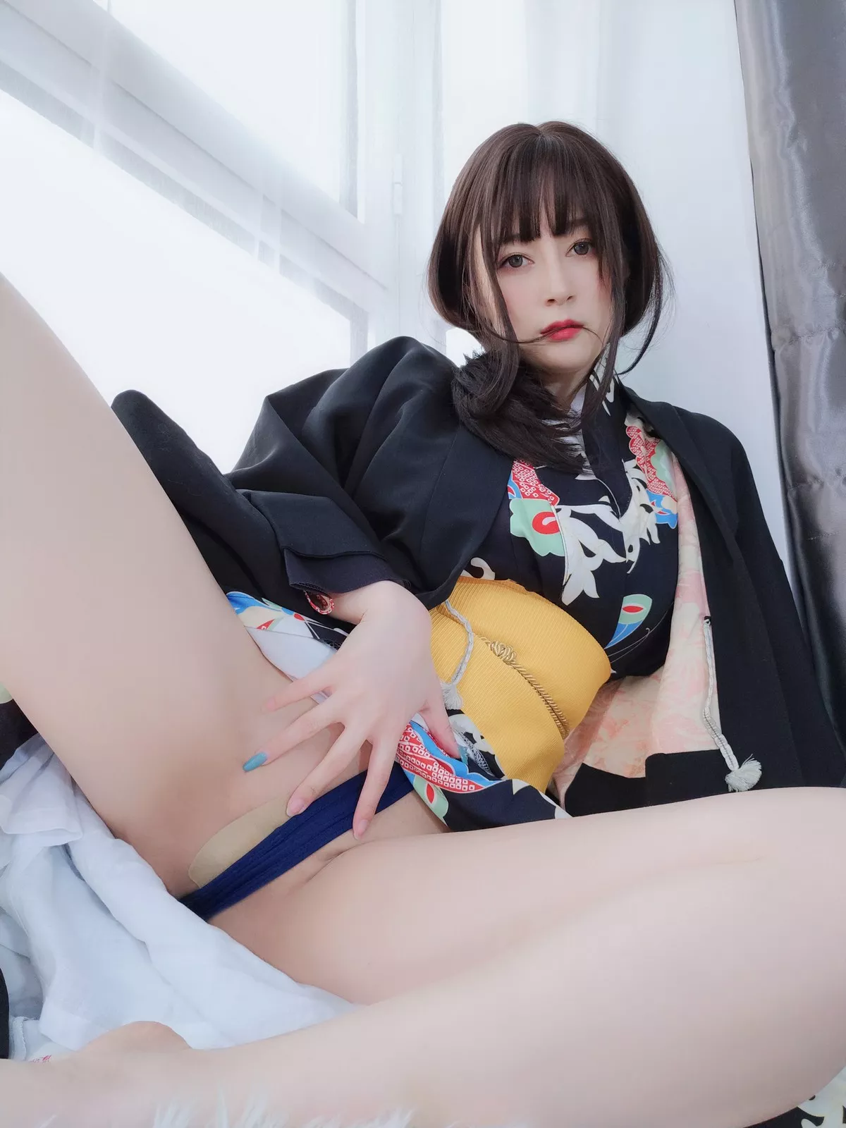 Coser小姐姐白银和服下的秘密主题私房性感和服半撩露情趣内裤撩人诱惑写真64P