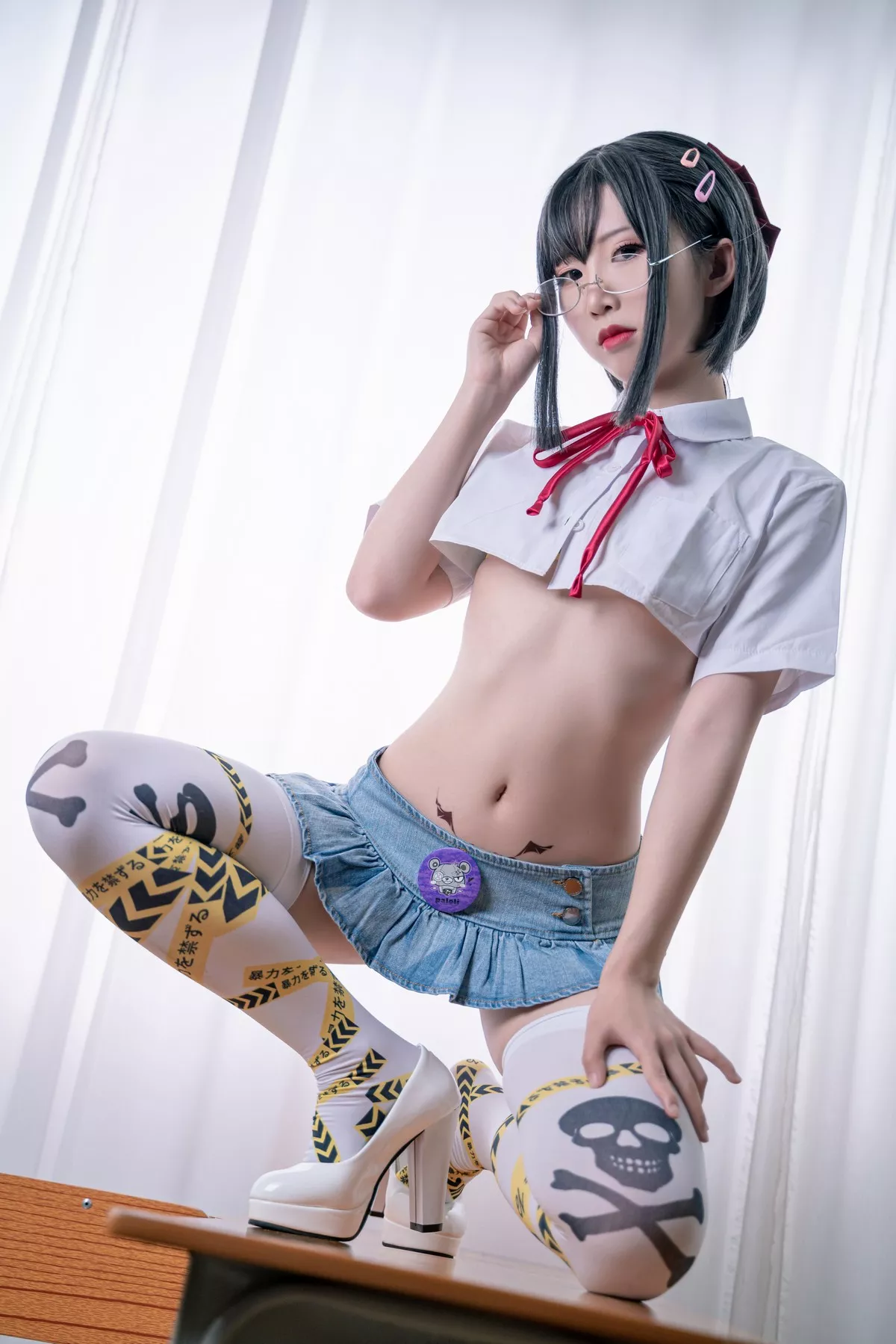 可爱人气Coser面饼仙儿短校服胶带主题教室里性感超短服饰配白丝袜诱惑写真32P