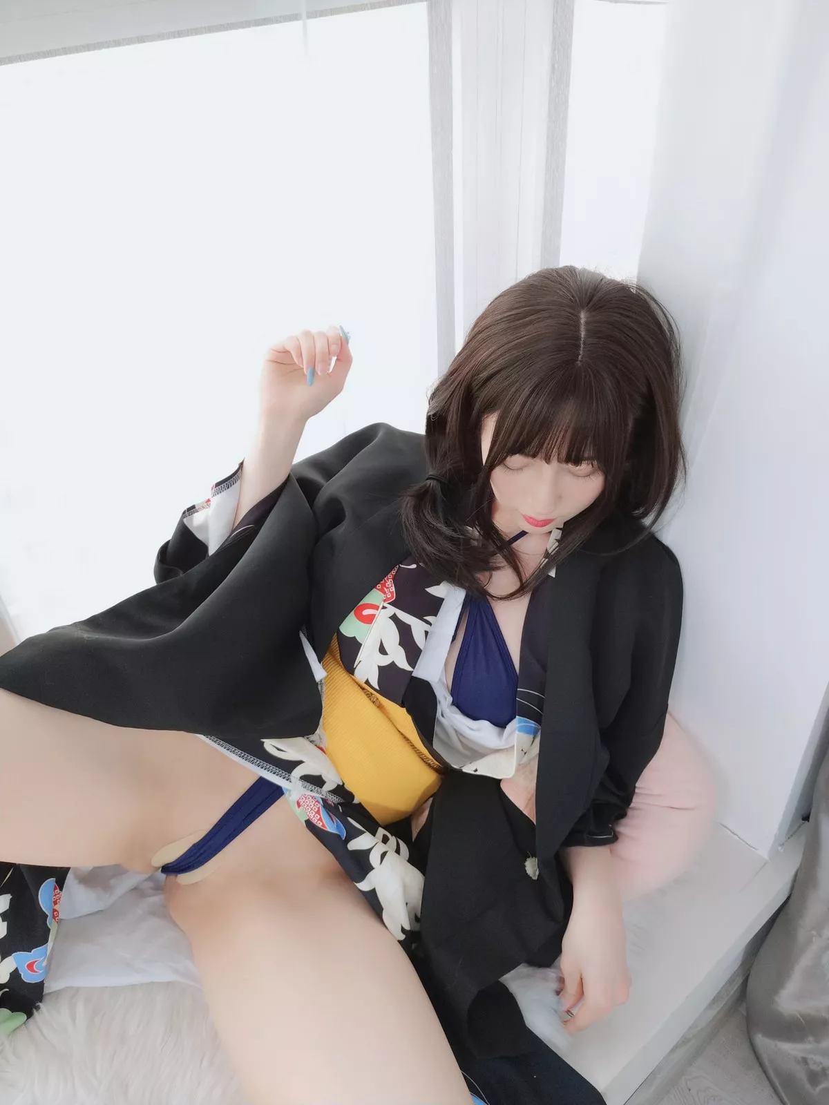 Coser小姐姐白银和服下的秘密主题私房性感和服半撩露情趣内裤撩人诱惑写真64P