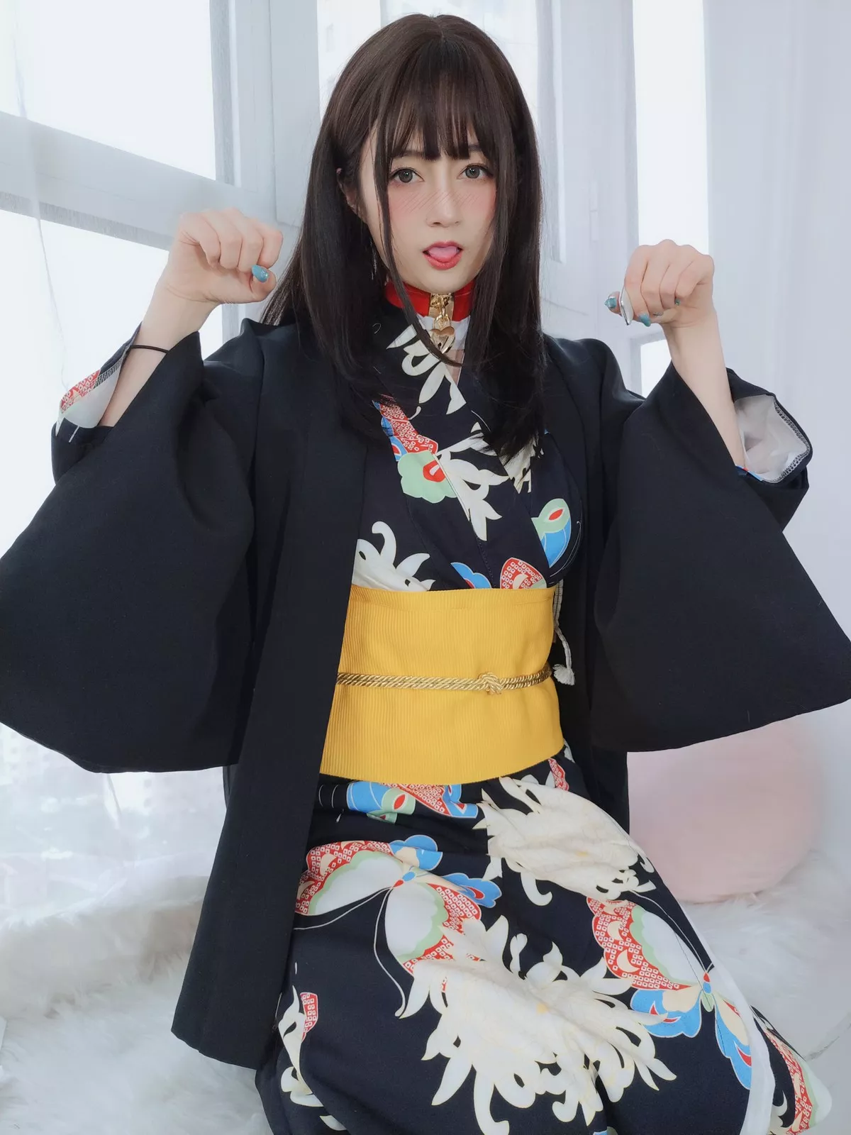 Coser小姐姐白银和服下的秘密主题私房性感和服半撩露情趣内裤撩人诱惑写真64P