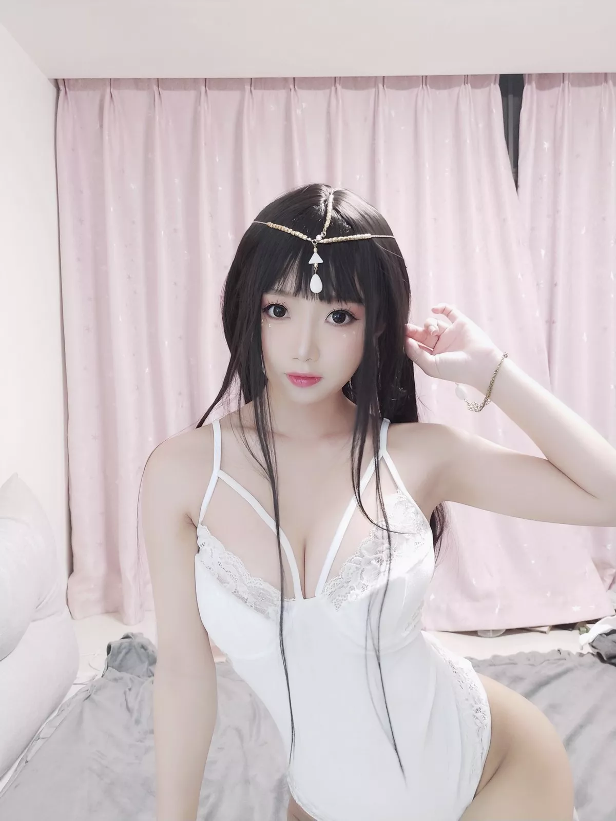 白嫩美少女鬼畜瑶在不在白色埃及瑶主题私房性感白色蕾丝吊带配蕾丝袜诱惑写真45P