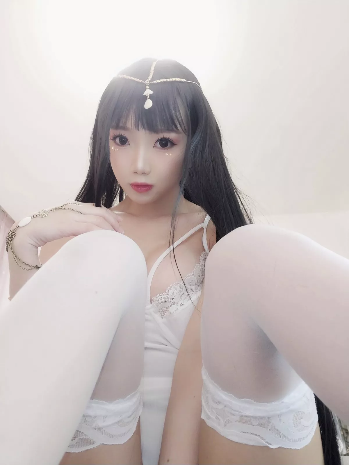 白嫩美少女鬼畜瑶在不在白色埃及瑶主题私房性感白色蕾丝吊带配蕾丝袜诱惑写真45P