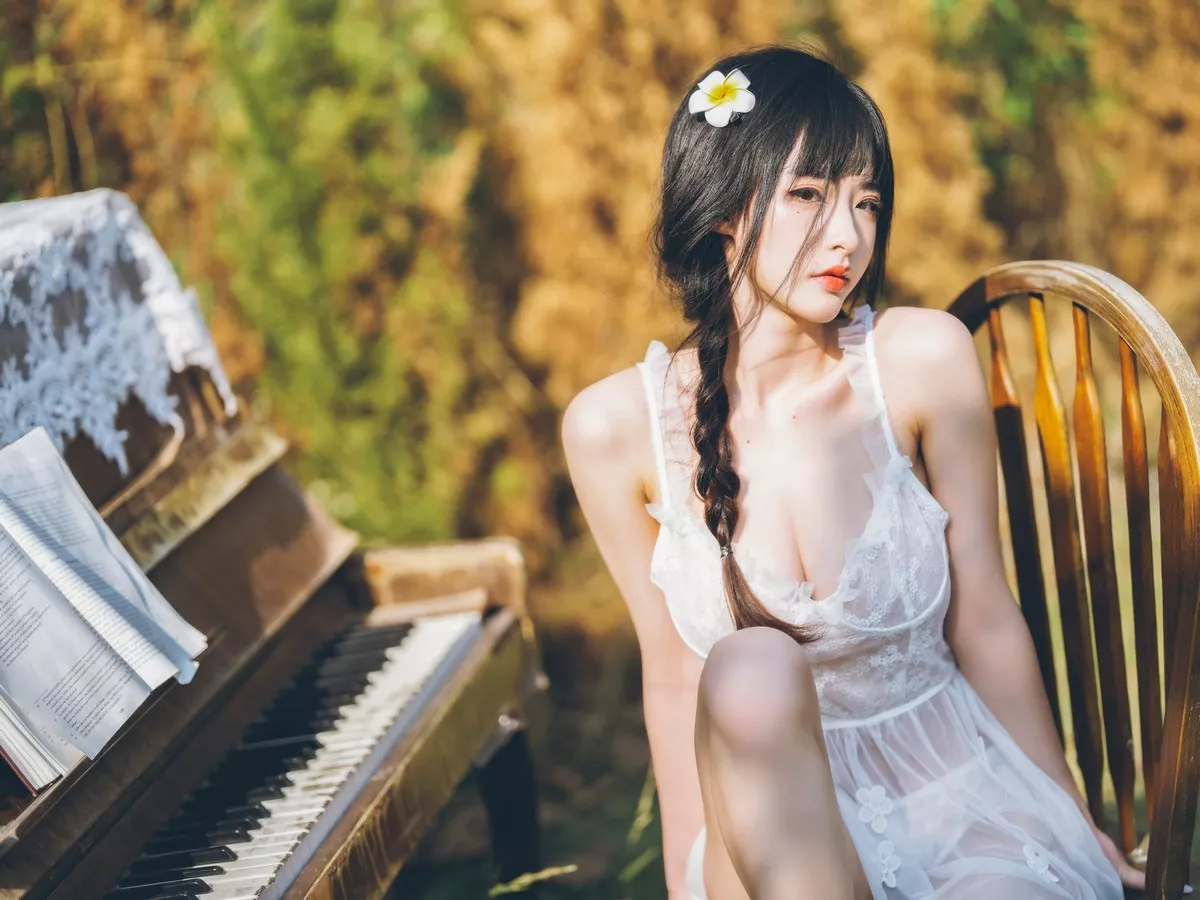 性感尤物清水由乃田园蕾丝裙主题户外性感白色薄纱裙透视秀完美身材诱惑写真66P