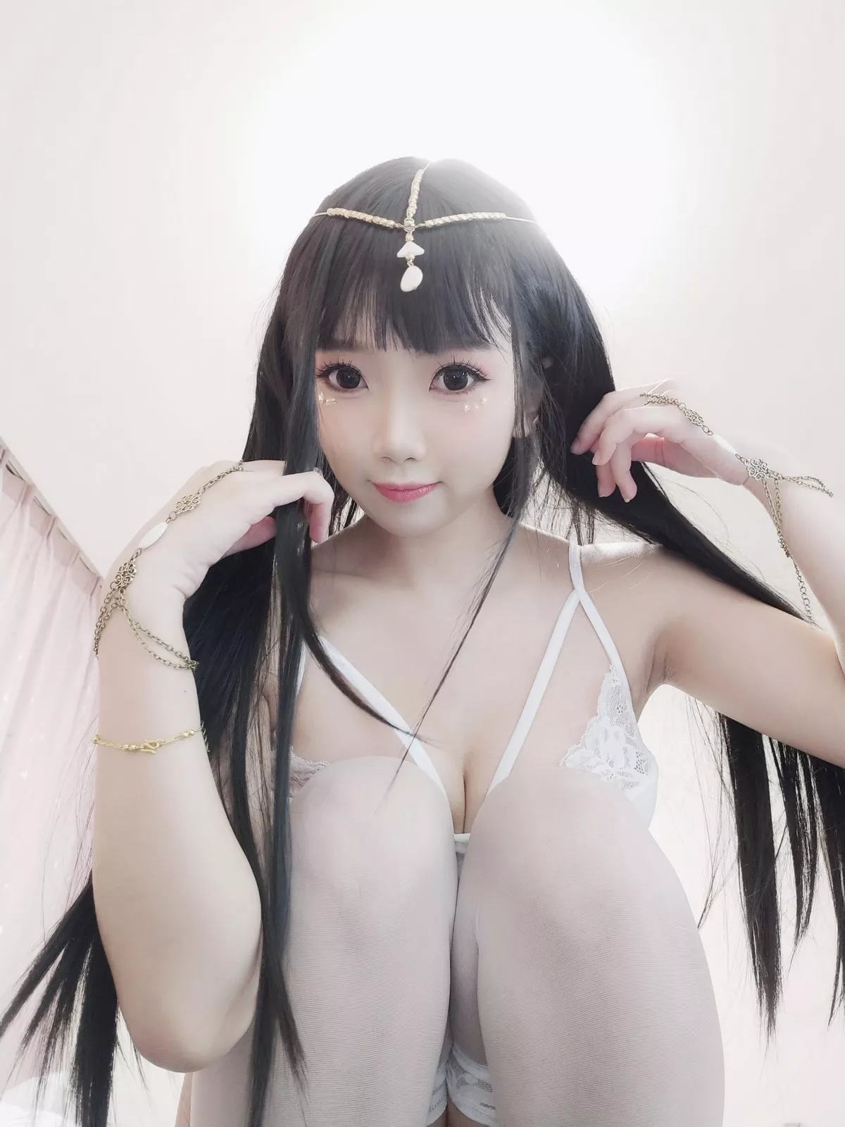 白嫩美少女鬼畜瑶在不在白色埃及瑶主题私房性感白色蕾丝吊带配蕾丝袜诱惑写真45P