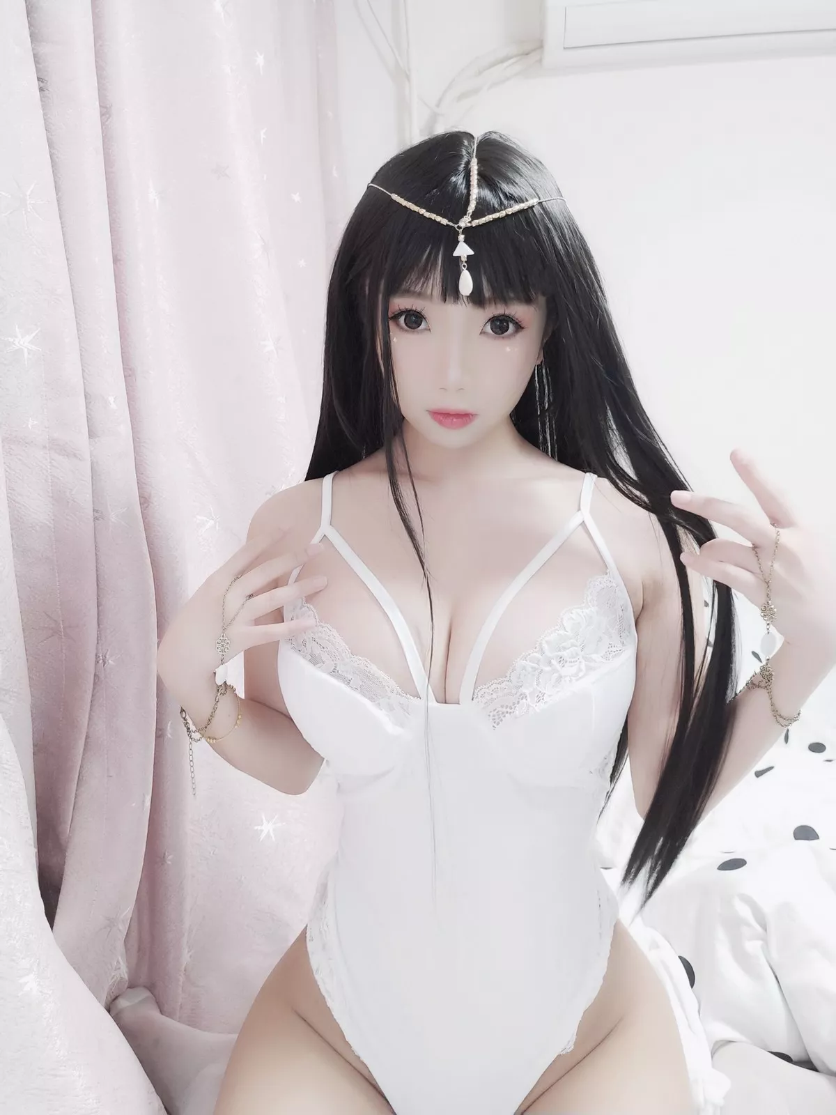 白嫩美少女鬼畜瑶在不在白色埃及瑶主题私房性感白色蕾丝吊带配蕾丝袜诱惑写真45P