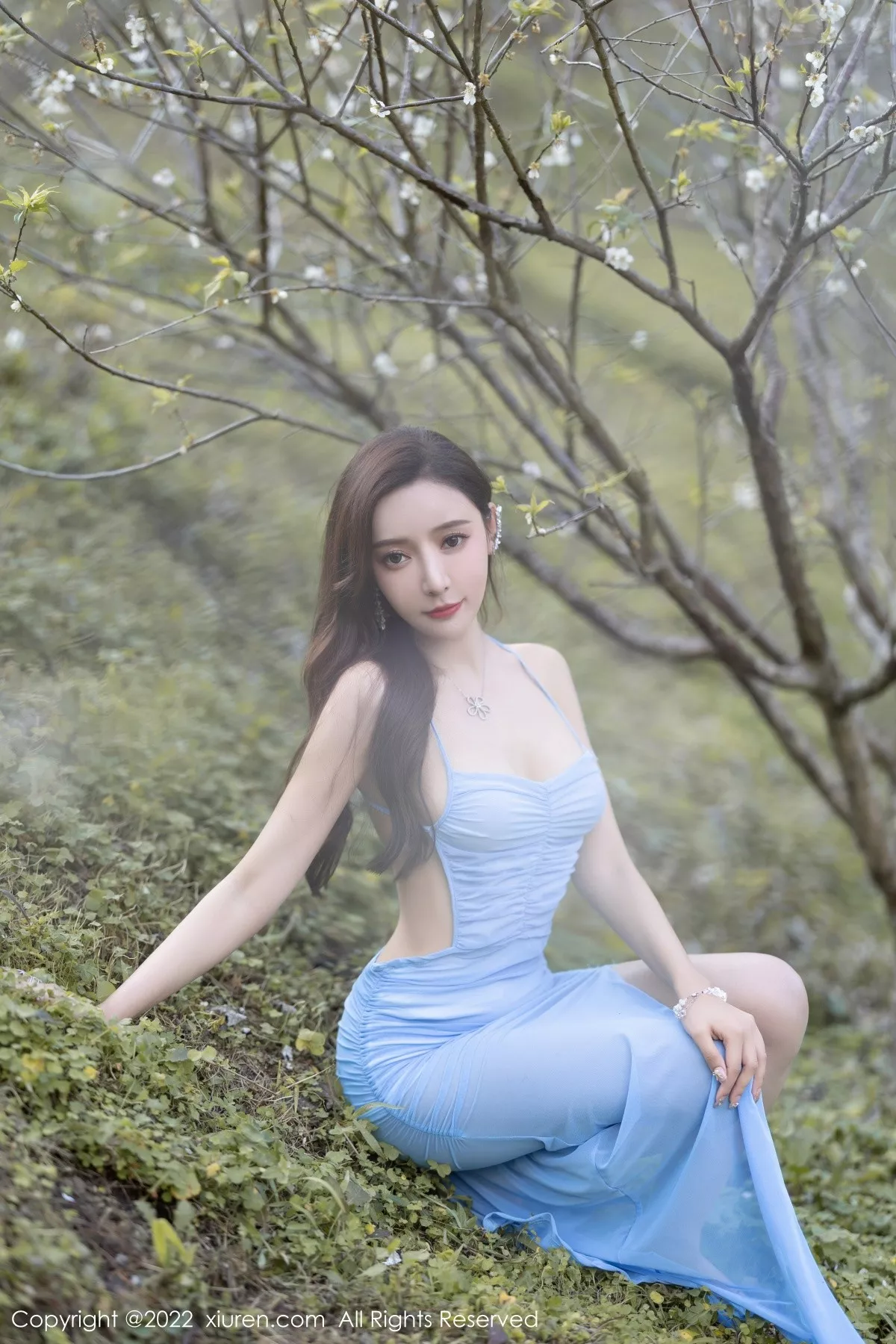XiuRen第4581期_女神王馨瑶yanni户外性感蓝色长裙+浴室轻透服饰完美诱惑写真81P