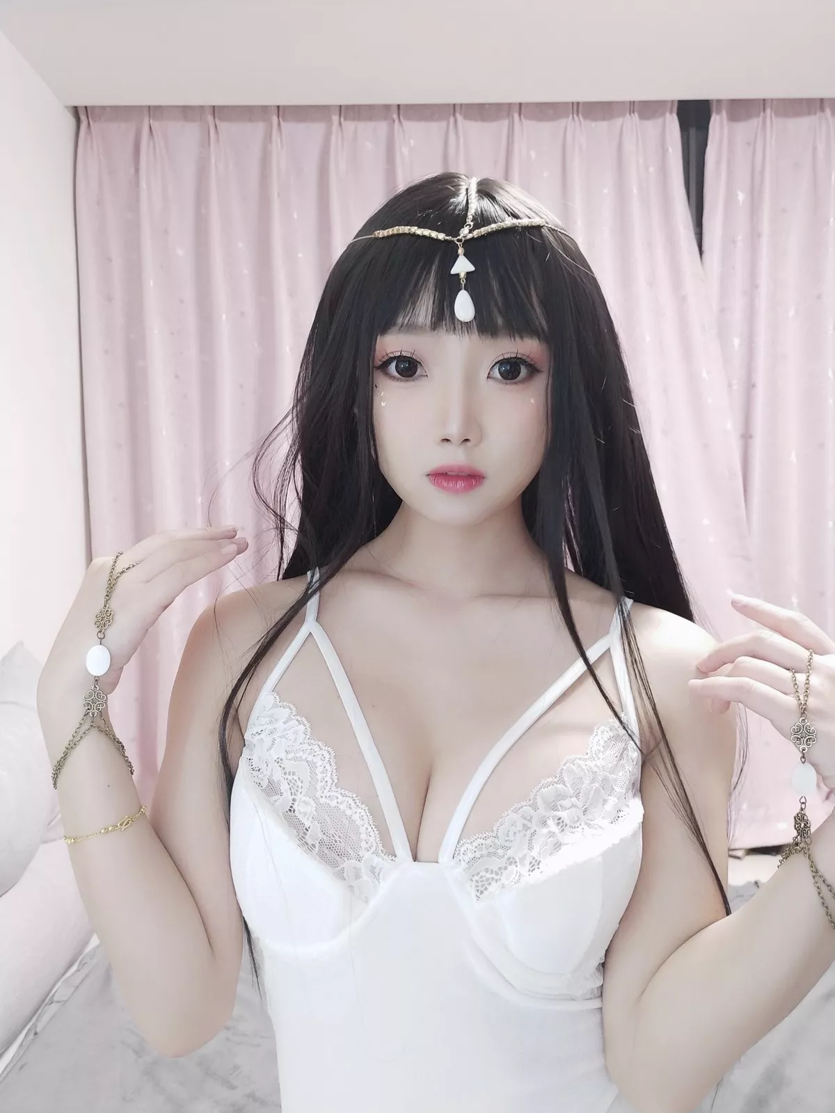 白嫩美少女鬼畜瑶在不在白色埃及瑶主题私房性感白色蕾丝吊带配蕾丝袜诱惑写真45P