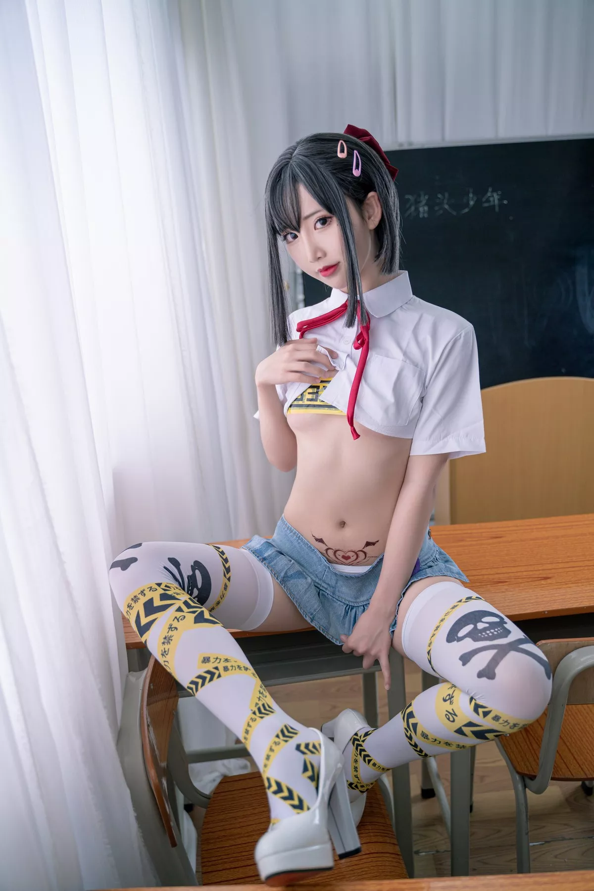 可爱人气Coser面饼仙儿短校服胶带主题教室里性感超短服饰配白丝袜诱惑写真32P