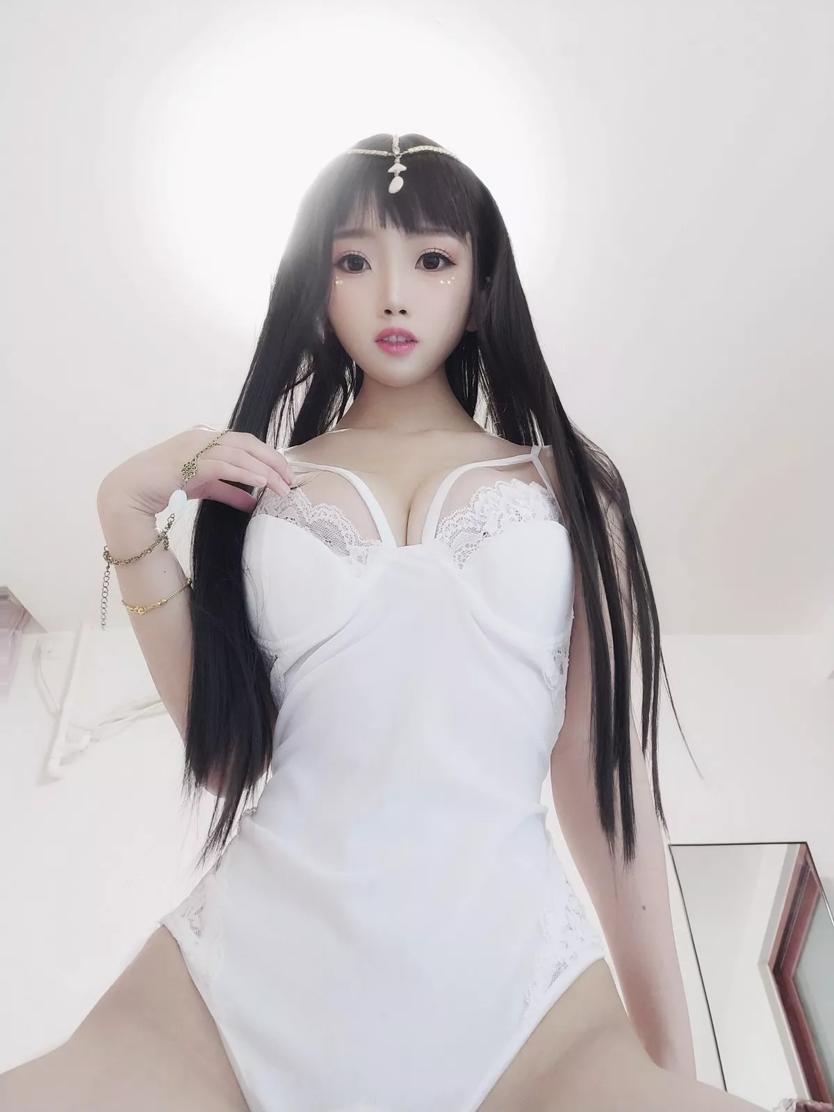 白嫩美少女鬼畜瑶在不在白色埃及瑶主题私房性感白色蕾丝吊带配蕾丝袜诱惑写真45P