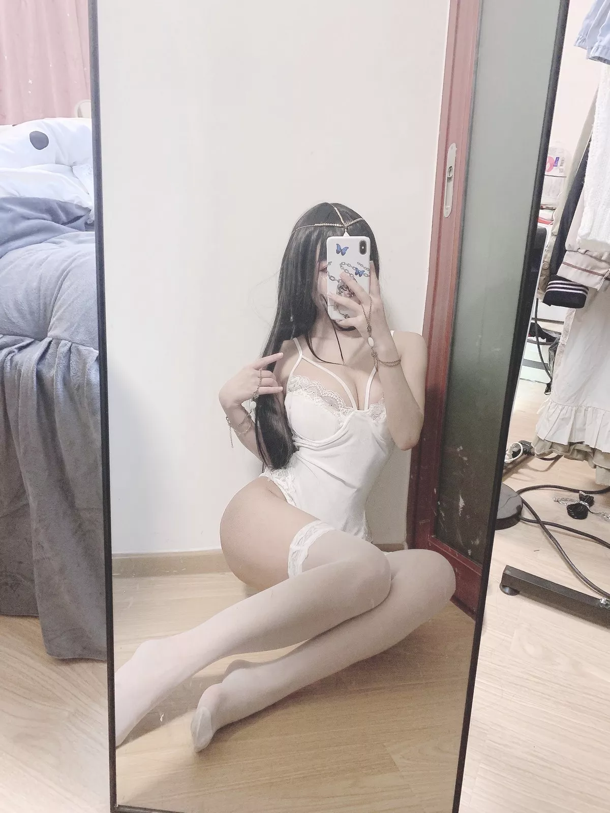白嫩美少女鬼畜瑶在不在白色埃及瑶主题私房性感白色蕾丝吊带配蕾丝袜诱惑写真45P