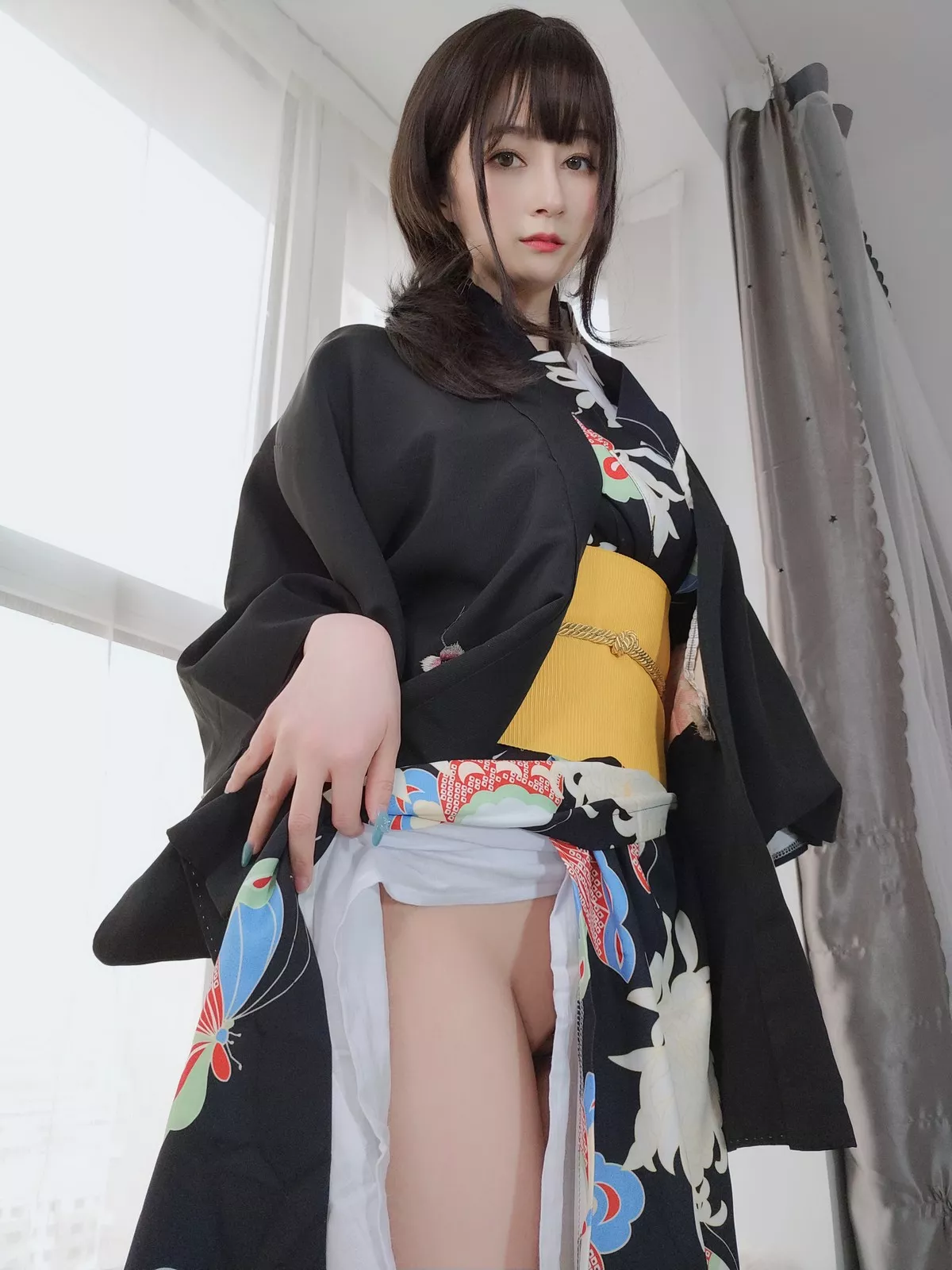 Coser小姐姐白银和服下的秘密主题私房性感和服半撩露情趣内裤撩人诱惑写真64P