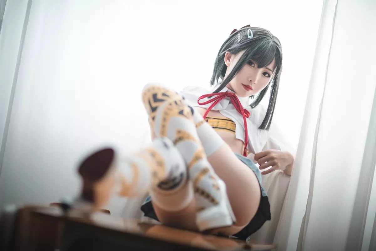 可爱人气Coser面饼仙儿短校服胶带主题教室里性感超短服饰配白丝袜诱惑写真32P