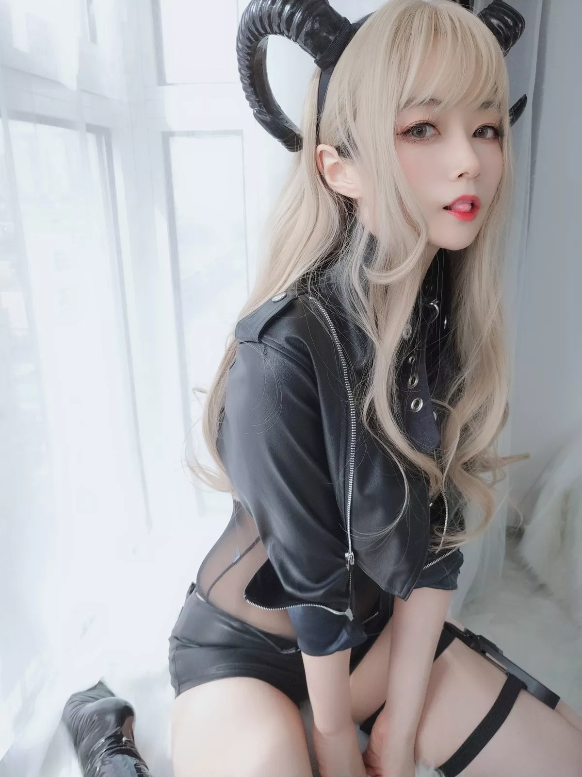 Coser小姐姐白银皮衣小恶魔主题私房黑色皮质外衣露薄透连体衣秀翘臀诱惑写真84P