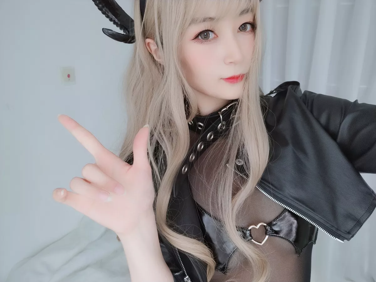 Coser小姐姐白银皮衣小恶魔主题私房黑色皮质外衣露薄透连体衣秀翘臀诱惑写真84P