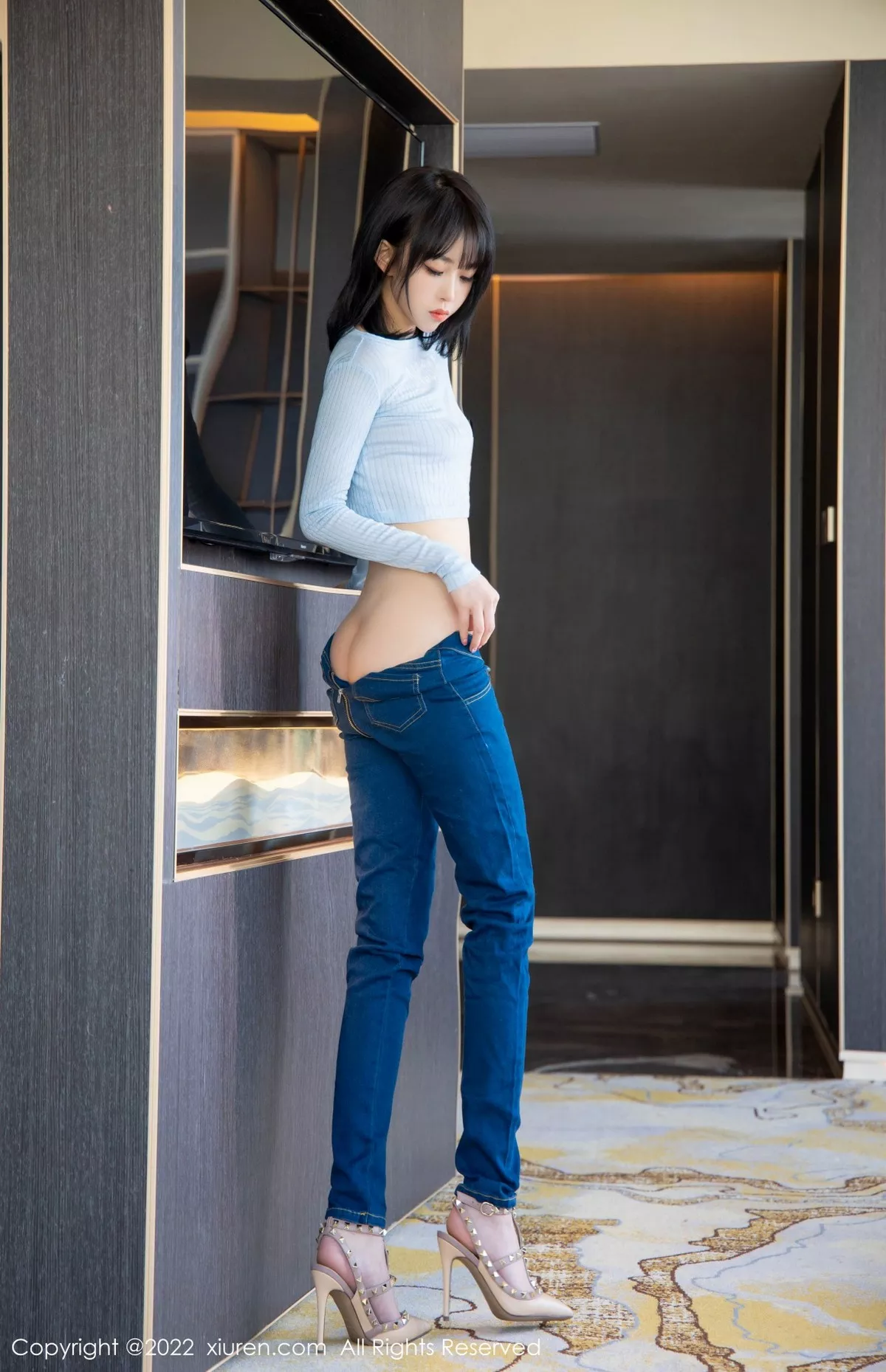 XiuRen第4584期_模特奶瓶蓝色外套配牛仔裤私房半脱秀浑圆翘臀极致诱惑写真94P