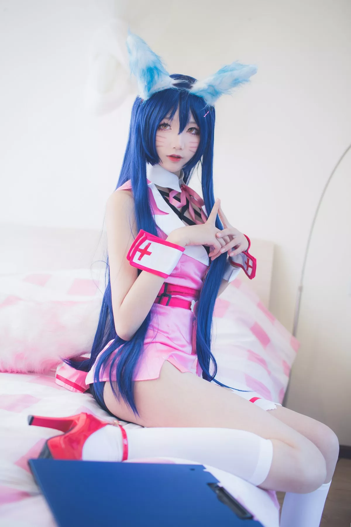 清纯少女五更百鬼阿狸护士服主题私房性感护士装配白丝腿袜秀美腿诱惑写真37P